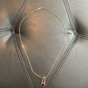18 ct hold necklace with garnet pendant